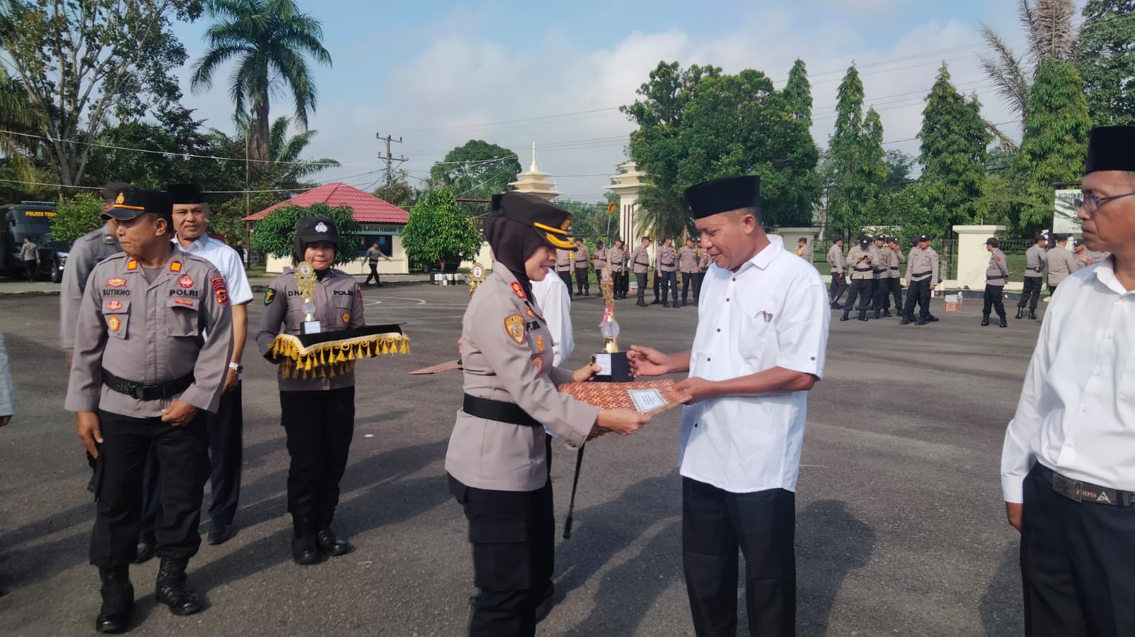 Kapolres Tebo Akbp Fitria Mega  M. Psi. Psi Pimpin Apel Ketua Satuan Keamanan Lingkungan  (Kasat  Kamling)