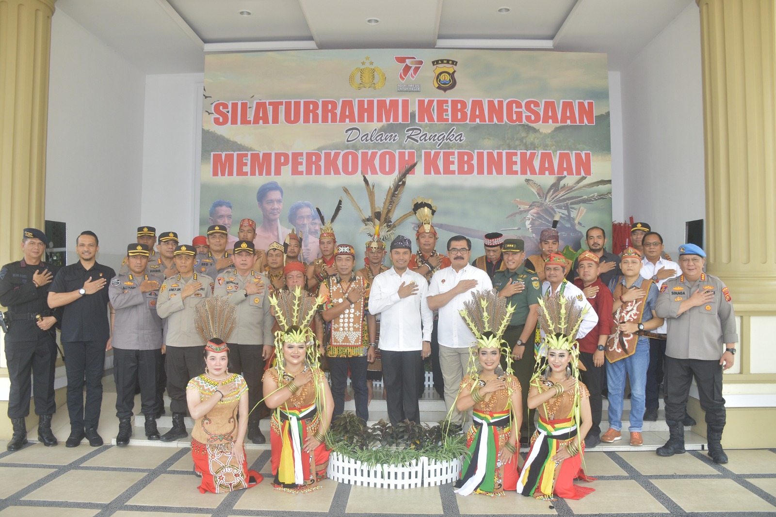 Kapolda Jambi Irjen Pol Rusdi Hartono Laksanakan Apel Silaturahmi  Kebangsaan Menyambut Kedatangan  Suku dayak  Kalimantan Timur  Di Mapolda Jambi