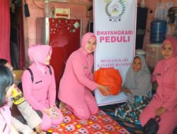 Laksanakan Anjangsana pada warga yang membutuhkan dalam Rangkaian HUT Bhayangkara ke-77 Tahun 2023