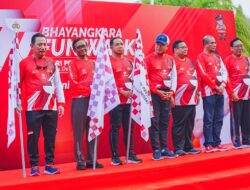 Kapolri Jenderal Listyo Sigit Prabowo Menghadiri Kegiatan Fun Walk Dalam Rangka Memperingati  Hari Bhayangkara Ke 77 Di Lapangan Monas Jakarta Pusat