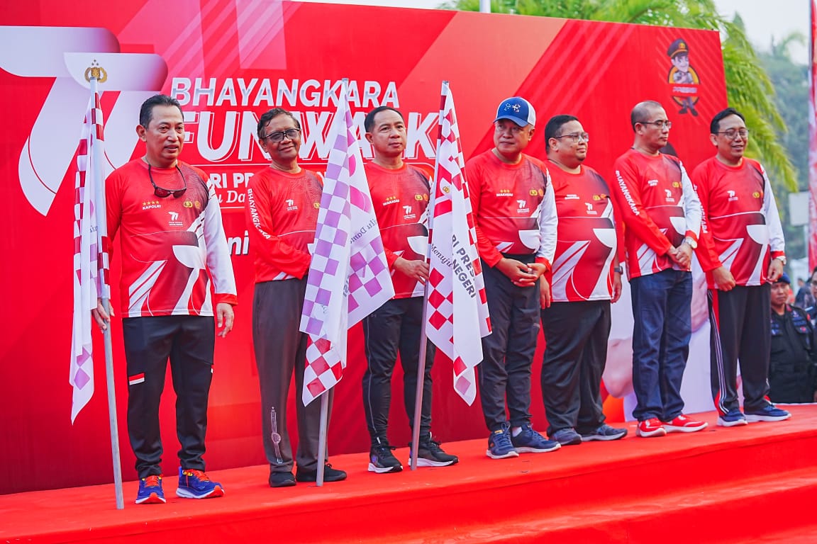 Kapolri Jenderal Listyo Sigit Prabowo Menghadiri Kegiatan Fun Walk Dalam Rangka Memperingati  Hari Bhayangkara Ke 77 Di Lapangan Monas Jakarta Pusat