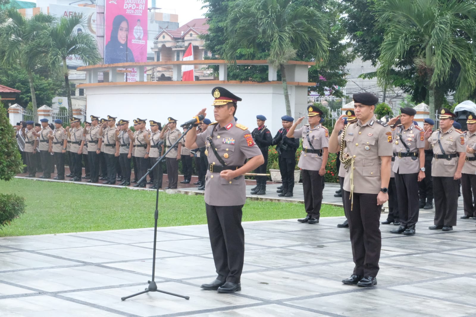 Memperingati Hari Bhayangkara Ke 77 Tahu 2023  Kepolisian Daerah Jambi  Laksanakan  Upacara  Ziarah  rombongan Dan tabur Bunga Di Taman Makam Pahlawan TPU Dan Sungai Batanghari