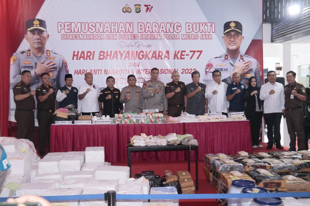 Sambut HUT Bhayangkara Ke-77, Polda Metro Musnahkan Barang Bukti Narkoba