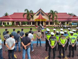 Polres Sarolangun Kerahkan Personilnya Pengamanan Sholat Ied dan Kegiatan Masyarakat di Pasar