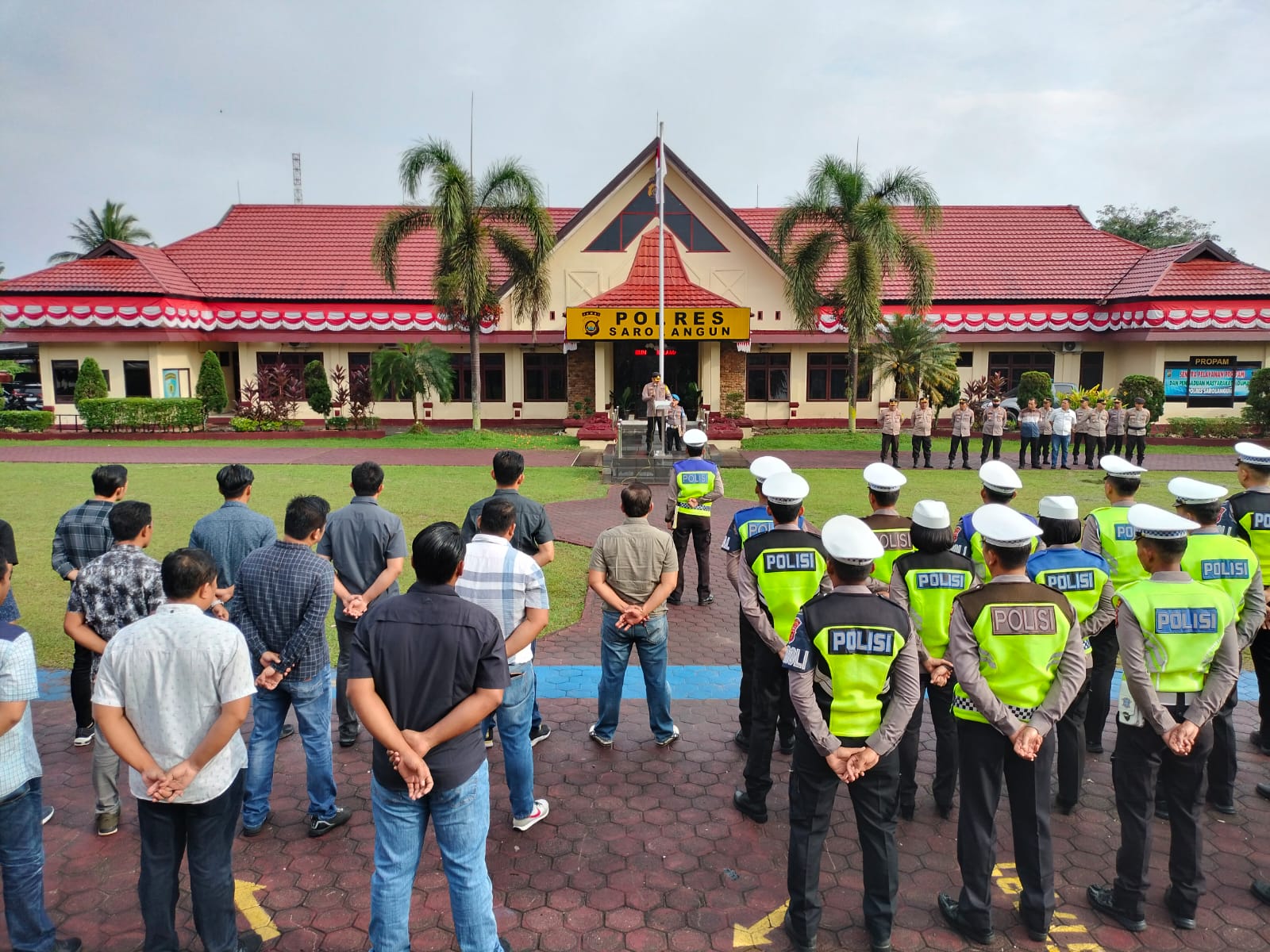 Polres Sarolangun Kerahkan Personilnya Pengamanan Sholat Ied dan Kegiatan Masyarakat di Pasar