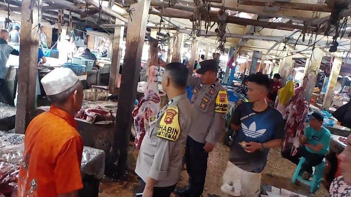 Personil Polsek Sarolangun Patroli Pasar, Pastikan Ketersediaan Pangan Mencukupi Kebutuhan Perayaan Idul Adha