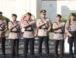 Sambut HUT Bhayangkara ke-77 Ditsamapta Polda Metro Ziarah dan Tabur Bunga di TMP Pondok Aren