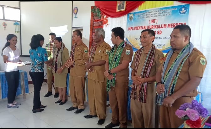 In House Training (IHT) Implementasi Kurikulum Merdeka Bagi Sona 2 (Amanuban Timur dan Fatukopa ) di SD Inpres Mnelaanen