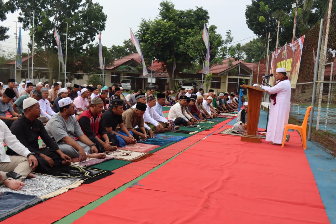 Polres Tebo Melaksanakan Sholat  Idul Adha 1444 H Bersama Personel Polres Tebo  Dan Masyarakat Sekitar  Dilapangan Tenis Asrama Polres Tebo