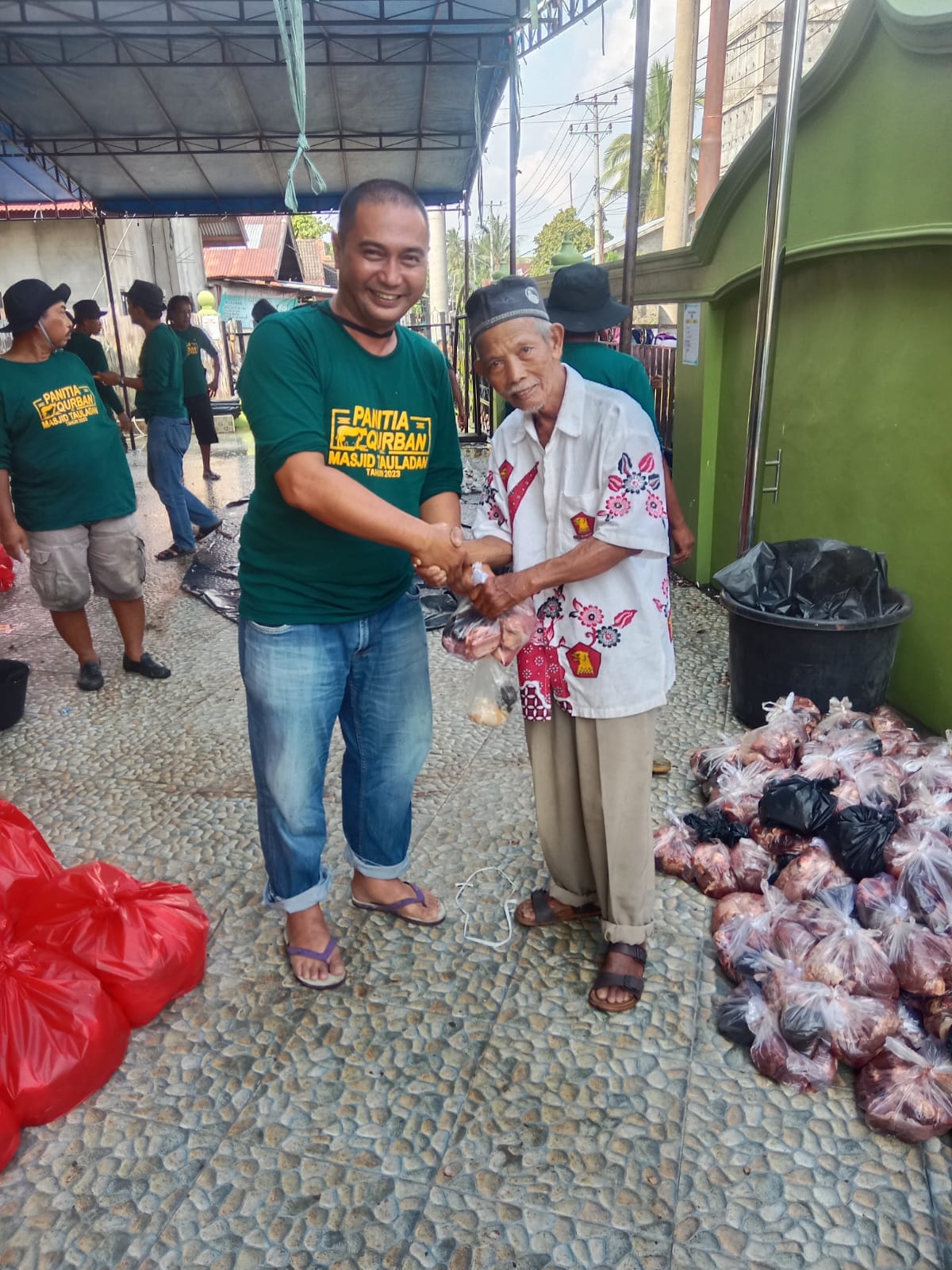 Wahyudi Sekjen MPC Pemuda Pancasila Kab. Tebo Menyalurkan Hewan Qurban Di Masjid Tauladan Sumbersari Kel Tebing Tinggi