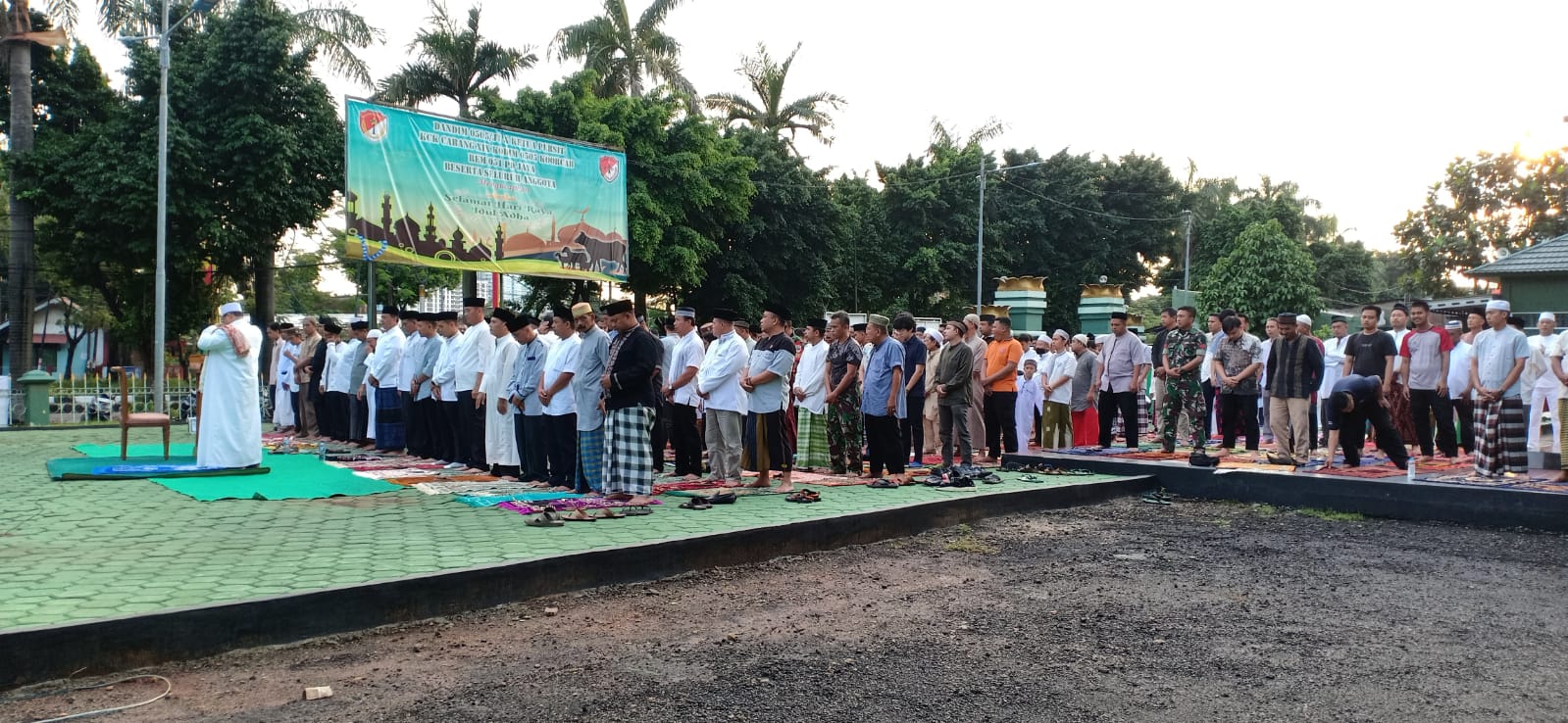 Kodim 0505/JT Gelar Sholat Idul Adha Berjamaah Bersama Warga Masyarakat