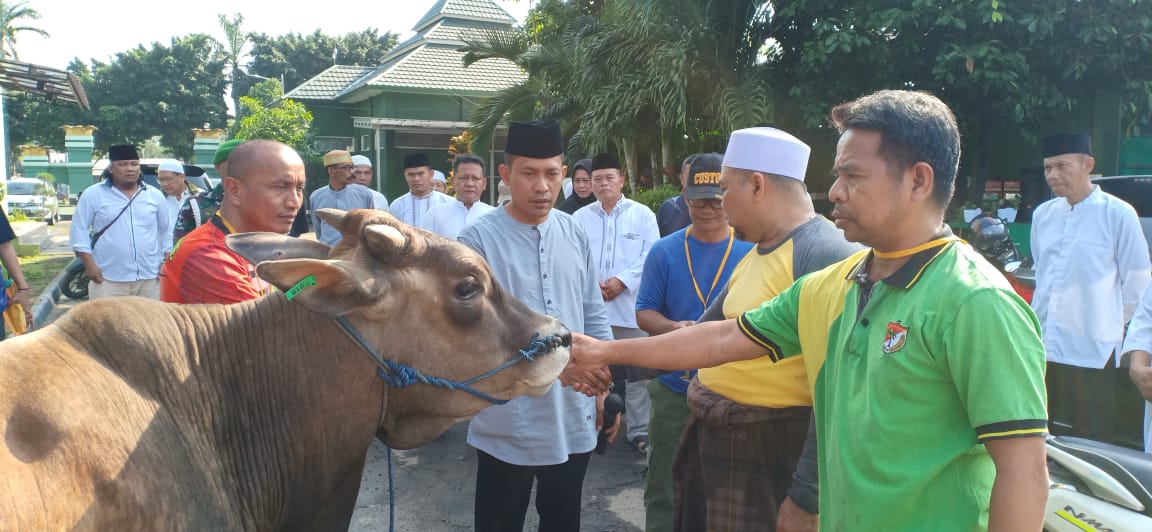 Hikmah Rela Berkorban Dandim 0505/JT Serahkan Hewan Qurban