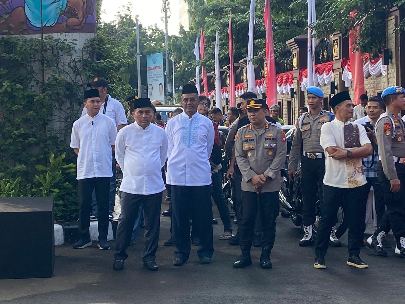 Sholat Idul Adha Kapolda Metro Dampingi Kapolri Mendistribusikan Hewan Kurban