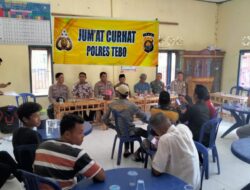 Kasat Binmas Polres Tebo Akp Sutikno Bersama Dengan Kasi Hukum Iptu Safei Melaksanakan  Jum, at  Curhat Di Desa Mangun Jayo Kec. tebo Tengah