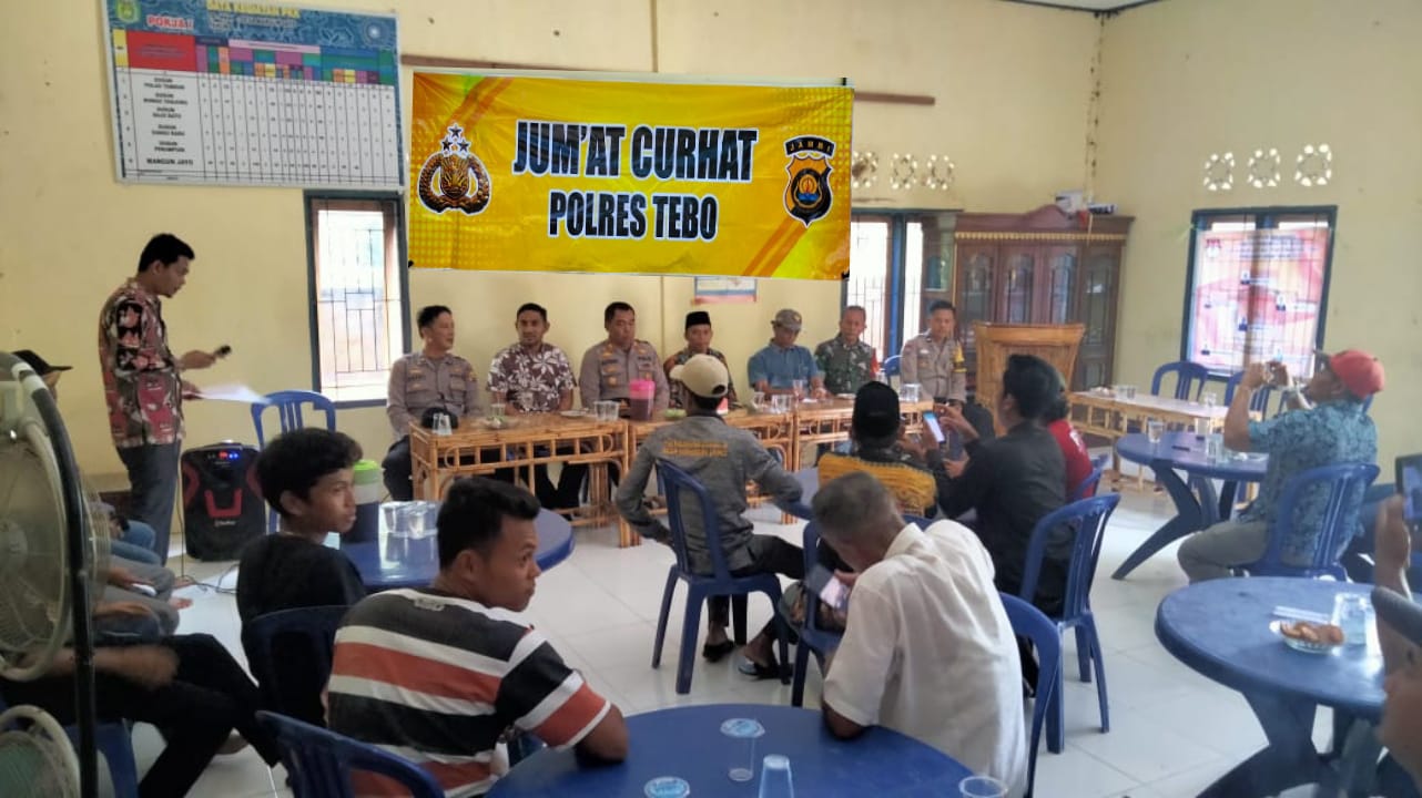 Kasat Binmas Polres Tebo Akp Sutikno Bersama Dengan Kasi Hukum Iptu Safei Melaksanakan  Jum, at  Curhat Di Desa Mangun Jayo Kec. tebo Tengah