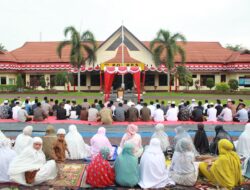 Polres Sarolangun Selenggarakan Sholat Ied Berjamaah di Lapangan Mako dan Potong 6 Hewan Kurban