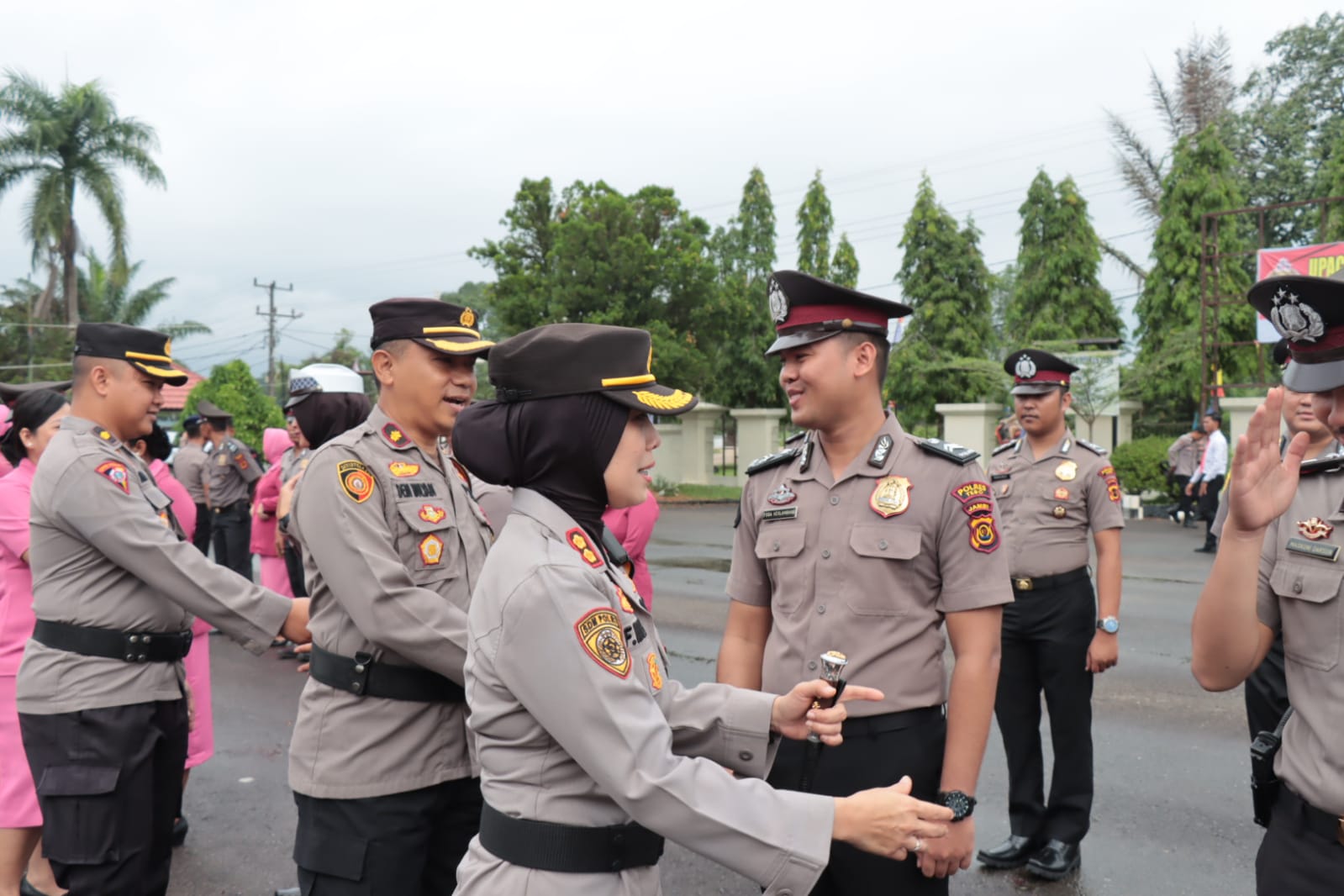 Kapolres Tebo Akbp Fitria Mega M. Psi. Psi Selaku Irup Pada acara Korp Raport Kenaikan Pangkat Personil Polres Tebo  Bertempat Dilapangan Apel Polres Tebo