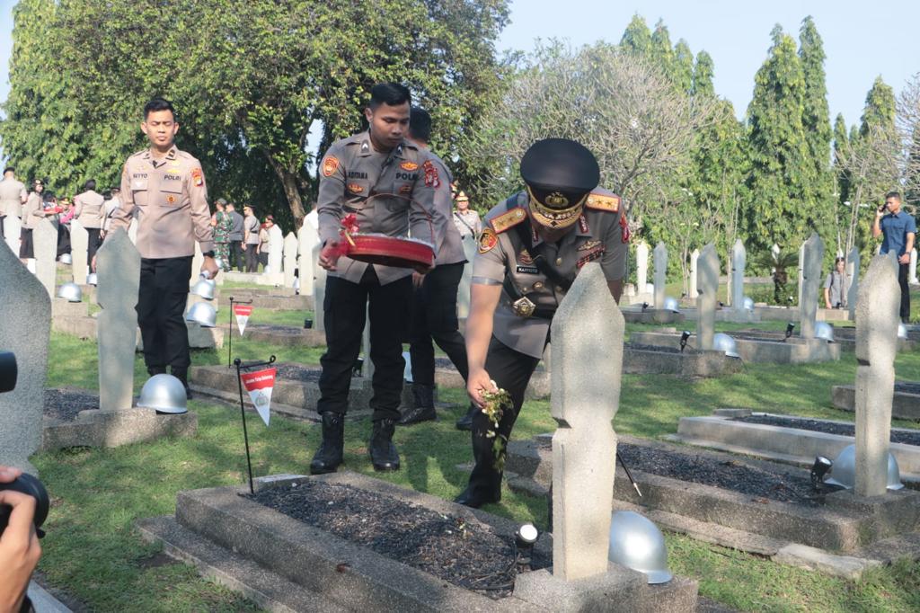 Jelang Hari Bhayangkara ke-77, Kapolda Metro jaya Dampingi Kapolri Ziarah dan Tabur Bunga di TMP Kalibata