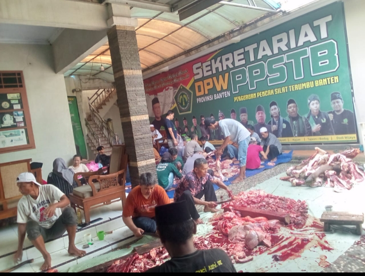 Wujudkan Kepedulian Sosial Ketua DPW PBB SUCI AZHI,SE Bagikan Daging Qorban