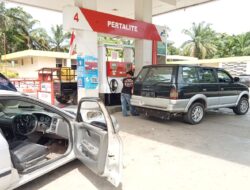 Oknum Karyawan SPBU Pulau Rayo,diduga Kerjasama dengan pelangsir untuk pengisian BBM dengan cara pengisian berulang ulang pada kendaraan yang sama pada antrian yang sama