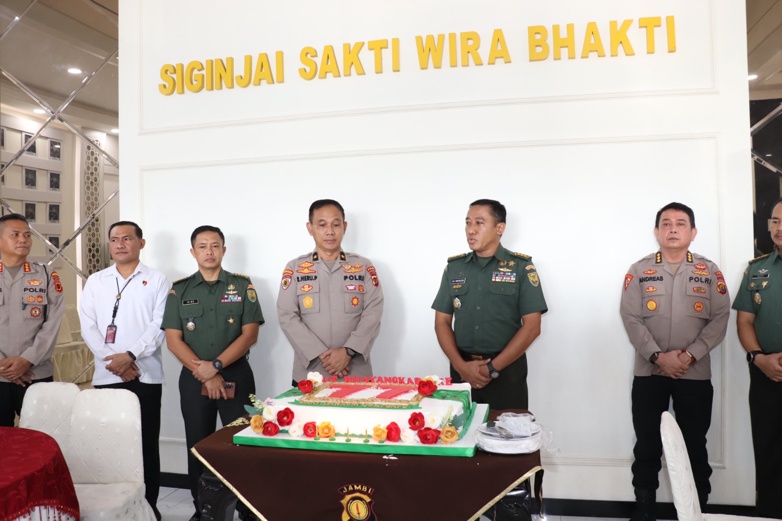 Korem 042/Garuda Putih Berikan Surprise Terhadap Polda Jambi Yang Sedang Merayakan Hari Bhayangkara Ke 77