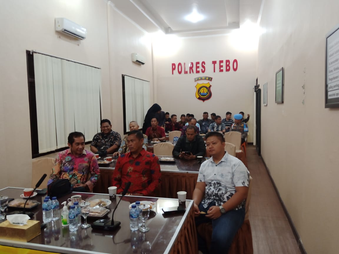 Polres Tebo Melaksanakan Nonton  Bersama  Pergelaran wayang Kulit  Yang Dilaksanakan  Oleh Mabes Polri  Dalam Rangka Hari Bhayangkara Ke 77