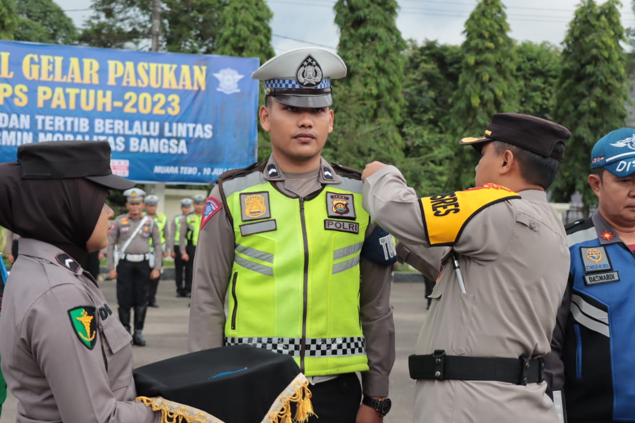 Kapolres Tebo Akbp Fitria M. Psi. Psi Yang Diwakili Wakapolres Tebo Kompol Deni  Mulyadi SE Sebagai Pimpinan Apel Pada Acara Apel Gelar Pasukan Operasi  Patuh 2023 Di Lapangan Apel Polres Tebo