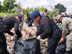 Kepolisian Daerah Jambi Secara Serentak  Menurunkan  Para Personel  Untuk Melaksanakan Giat Peduli Lingkungan Dengan Tema  Membersihkan Sampah   Bersama Polri