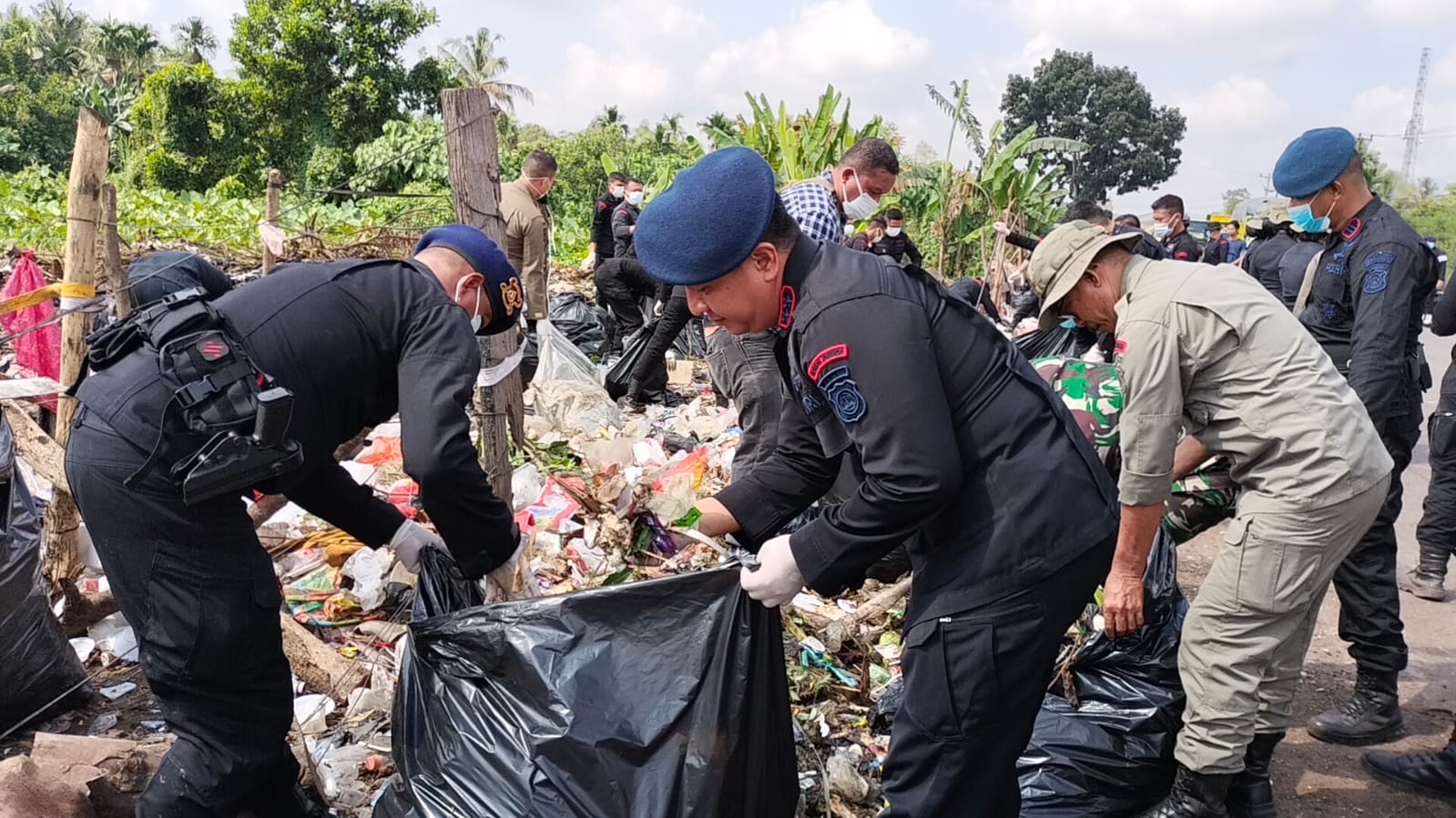 Kepolisian Daerah Jambi Secara Serentak  Menurunkan  Para Personel  Untuk Melaksanakan Giat Peduli Lingkungan Dengan Tema  Membersihkan Sampah   Bersama Polri