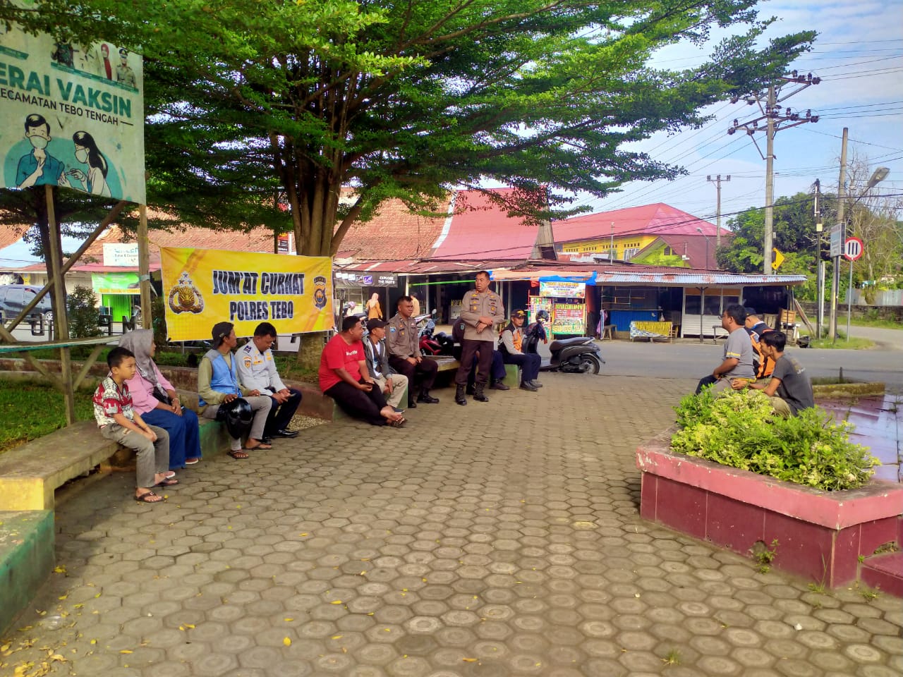 Kasat Binmas Polres Tebo Akp Sutikno Yang Di Dampingi  Oleh Kanit BKTM Aipda Oka Mahendra Melaksanakan Jum’at Curhat Di Simpang Limo Kel. . Muaro Tebo