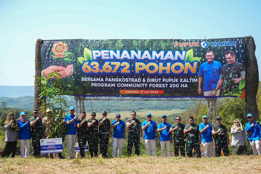 Pangkostrad dan Dirut Pupuk Kaltim Tanam 63.672 Pohon Program Community Forest