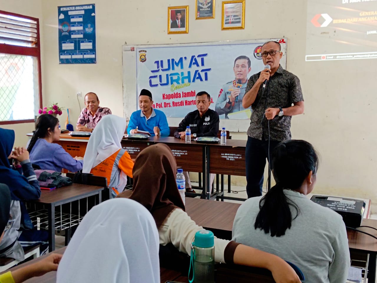 Polda Jambi Terus Rutin Laksanakan Program Jumat Curhat, pada Kesempatan Kali Ini Jumat Curhat Dilaksanakan Di SMA N 3 Kota Jambi