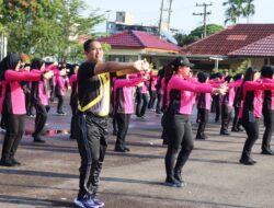 Kapolres Tebo Akbp  I Wayan Arta Ariawan SH. S. Ik. MH Melaksanakan Olah Raga Bersama Pada Hari Jum’at Ber Tempat Di Halaman Apel Polres Tebo