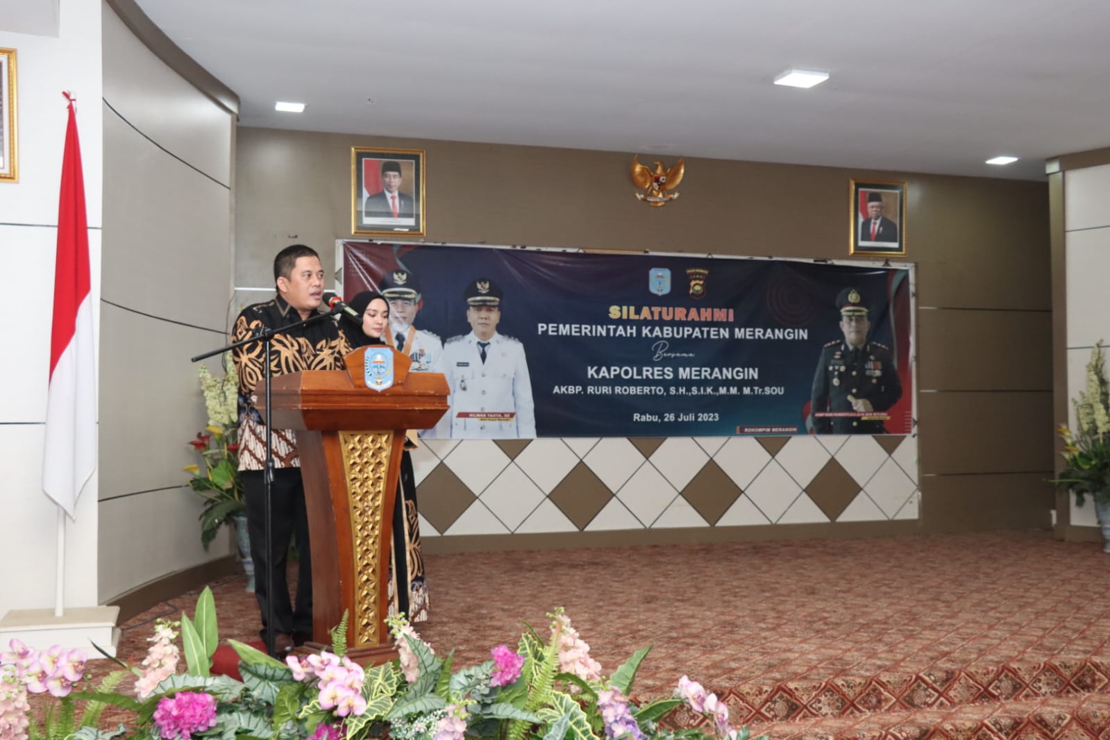 Kapolres Beserta Ketua Bhayangkari Cabang Merangin menghadiri acara silahturahmi yang diadakan oleh Pemerintah Kabupaten Merangin.