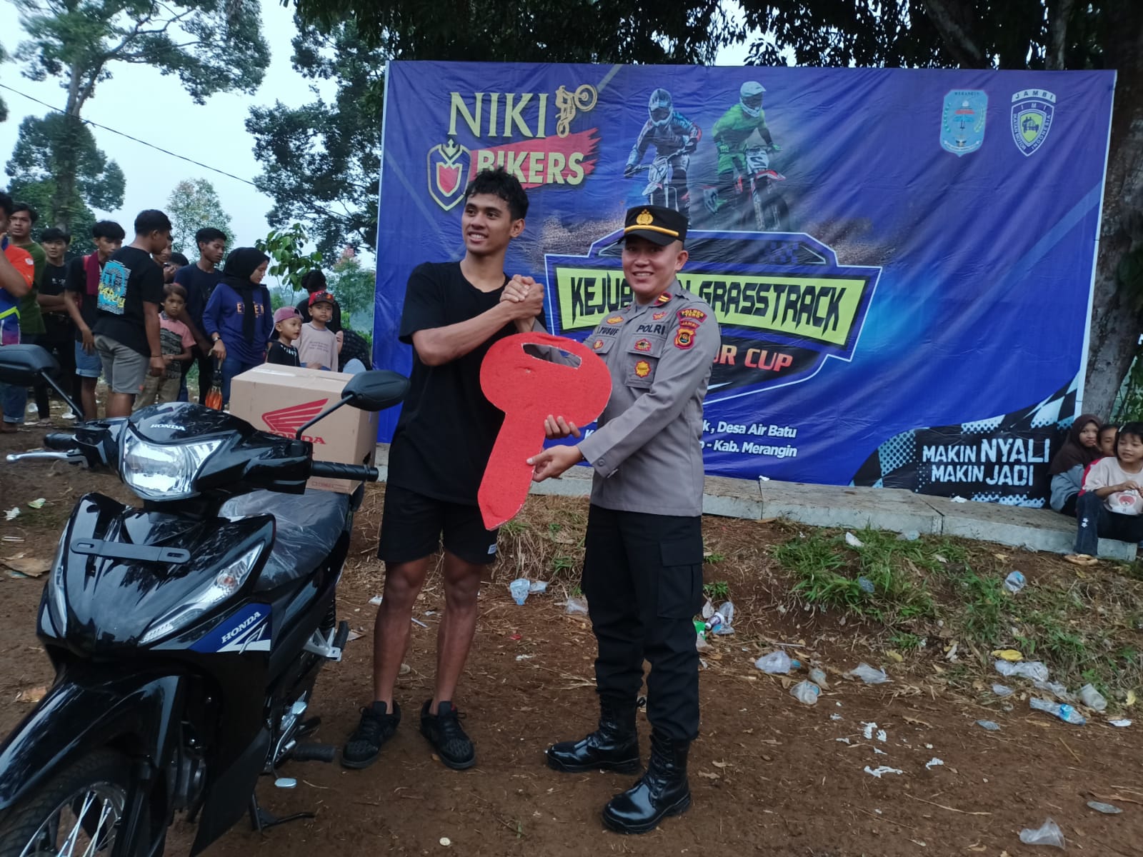 Iptu. Muhamad Yusuf. SH. Kita Berikan Pengaman pada kegiatan Warga dalam Rangka GRASSTRACK GUBERNUR OPEN CUP” di Desa Air Batu