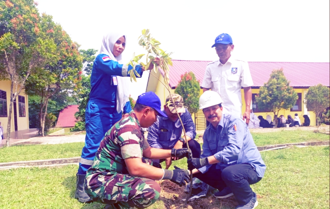 MEDCO E&P GELAR PENANAMAN POHON UNGGULAN DAN DISKUSI DISEKOLAH SMAN 1 INDRA MAKMU