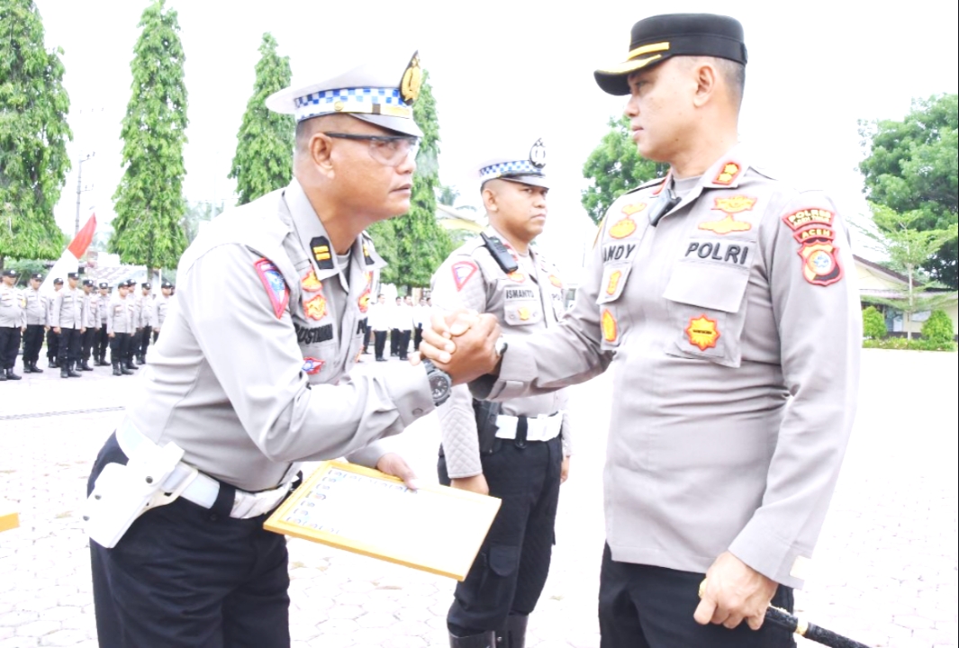 Sabar Saat Dicaci Maki :  Dua Anggota Polres Aceh Timur Dapat Penghargaan