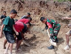 Sinergitas TNI – Masyarakat Babinsa Bersama Masyarakat Gotong Royong Membuka Jalan Seref di Finono yang Rusak Parah