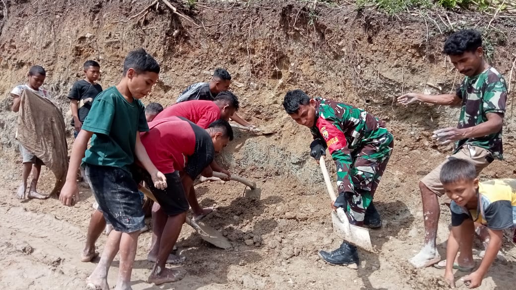 Sinergitas TNI – Masyarakat Babinsa Bersama Masyarakat Gotong Royong Membuka Jalan Seref di Finono yang Rusak Parah