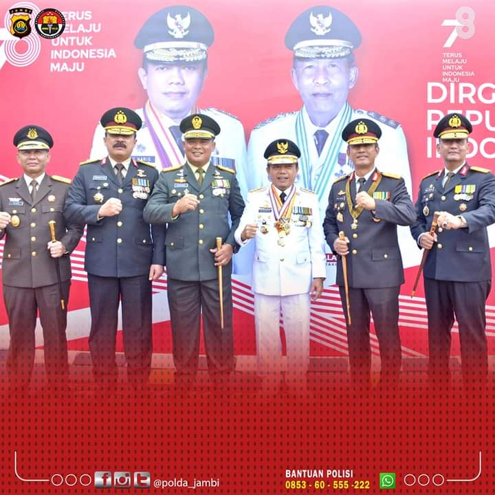 Kapolda Jambi Irjen Pol Rusdi Hartono  Mengikuti Upacara Bendera Dalam Rangka Peringatan Hari Ulang Tahun Republik Indonesia Ke 78 Di Kantor Gubernur Jambi