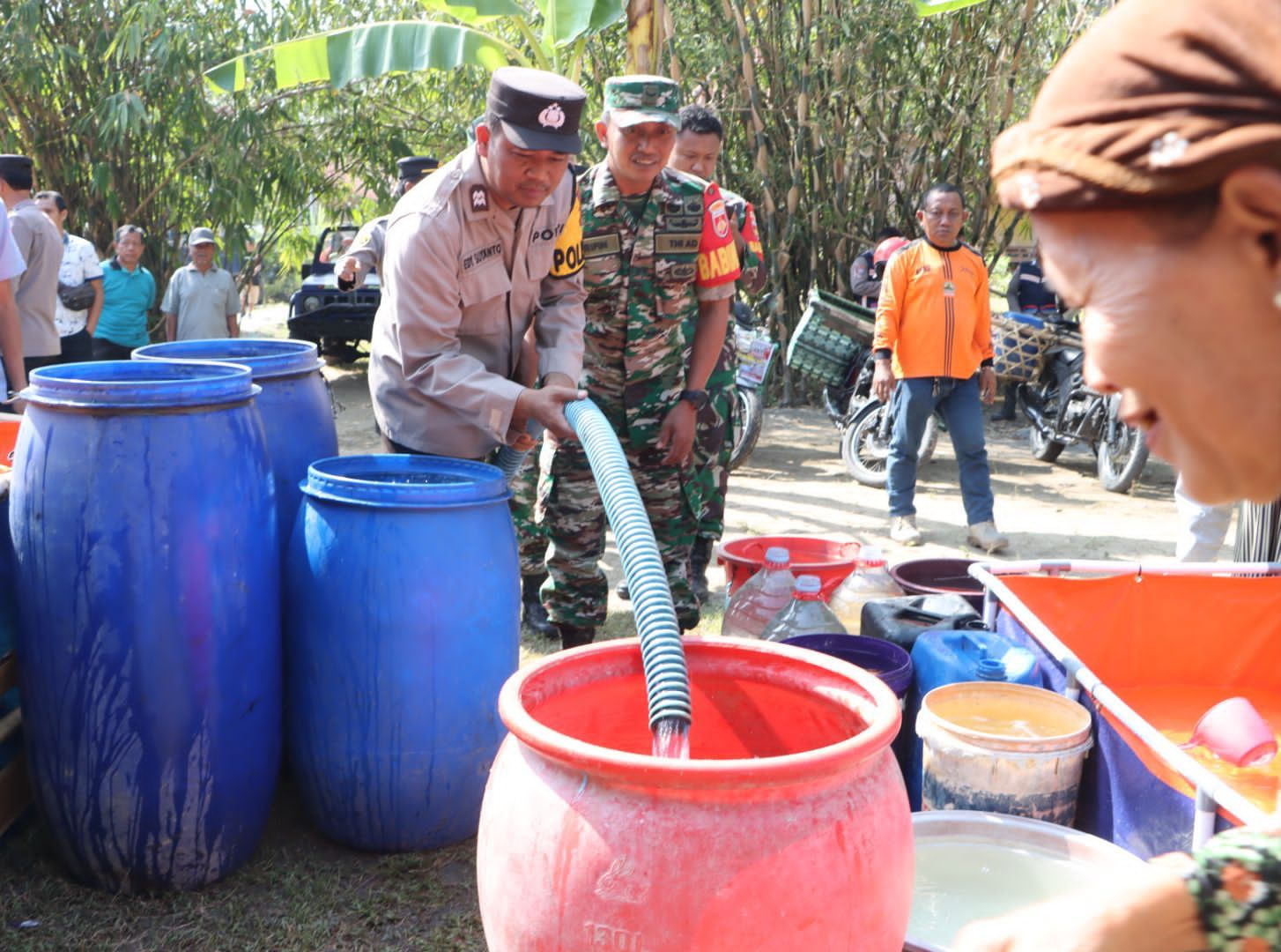 Polri Salurkan Bantuan Air Bersih Atasi Kekeringan Di Kabupaten Grobogan