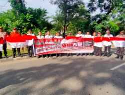 Kapolres Sarolangun AKBP. Imam Rachman. S.IK. bersama Forkopimda Bagikan Bendera Merah Putih Kepada Masyarakat