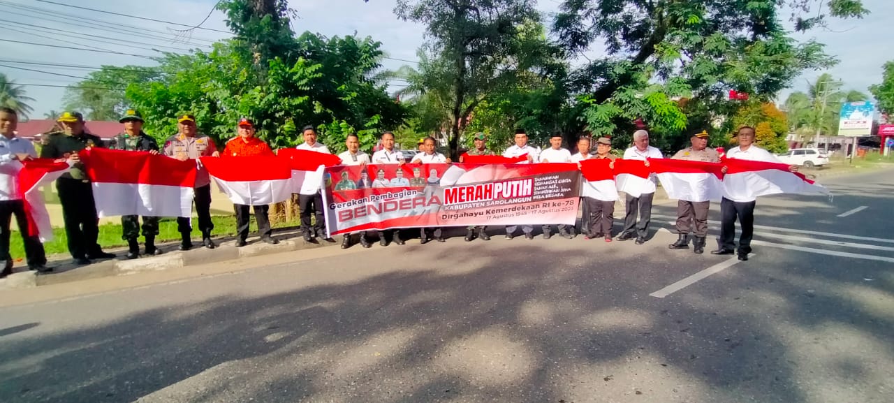 Kapolres Sarolangun AKBP. Imam Rachman. S.IK. bersama Forkopimda Bagikan Bendera Merah Putih Kepada Masyarakat