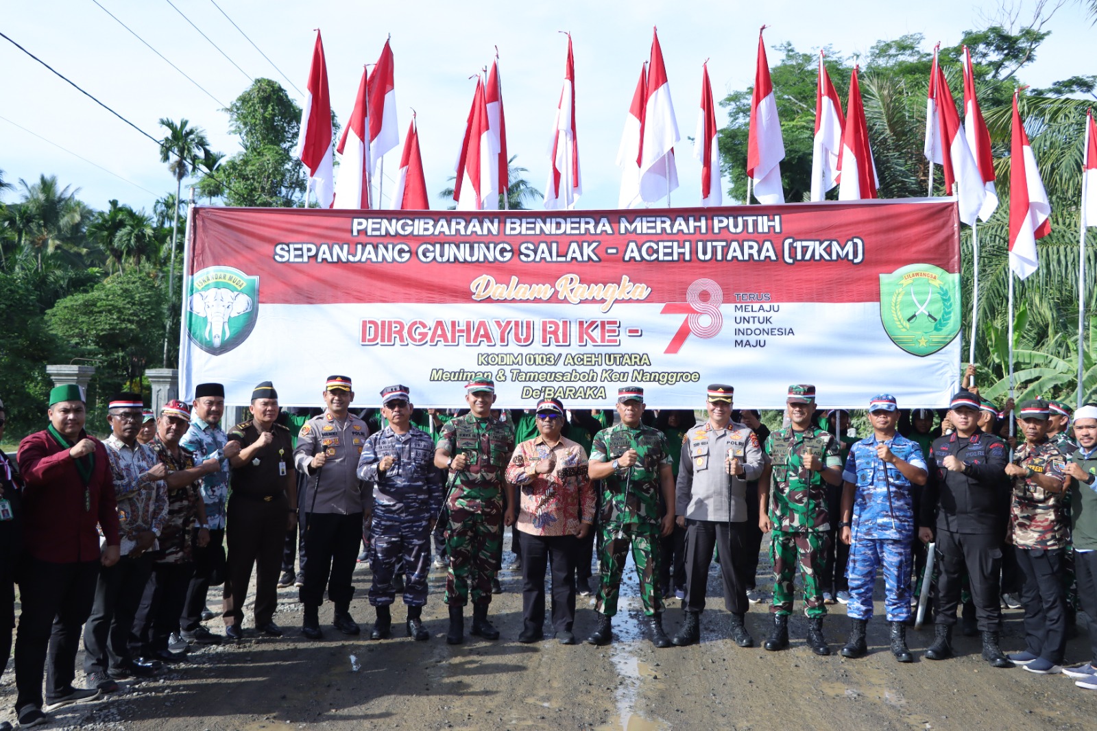 Jelang HUT RI Ke 78 :  TNI – POLRI Bersinergi Kibarkan Bendera Merah Putih Sepanjang 17 Km Di Gunung Salak