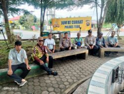 Kasat Binmas Akp Sutikno Didampingi Kanit BKTM  Aipda Eka Mahendra Melaksanakan Jum’at Curhat Di Taman Simpang Lima Kel   Muara Tebo