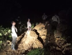 Personil Polsek Batang Asai Cek Lokasi Longsor, Jalan Penghubung  Desa Rantau Panjang ke Desa Tambak Ratu Terputus