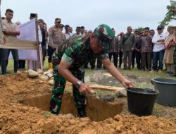 Danrem 011/LW :  Laksanakan Peletakan Batu Pertama Pembangunan Mushalla – serta Pemberian Bendera Merah Putih Didesa Terpencil Kec. Langkahan Aceh Utara