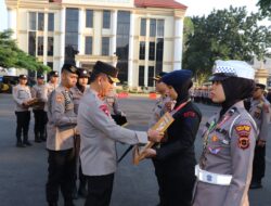 Kapolda Jambi Irjen  Pol Rusdi Hartono Menyerahkan Penghargaan 19 Personel  Yang Berprestasi Dari Polri