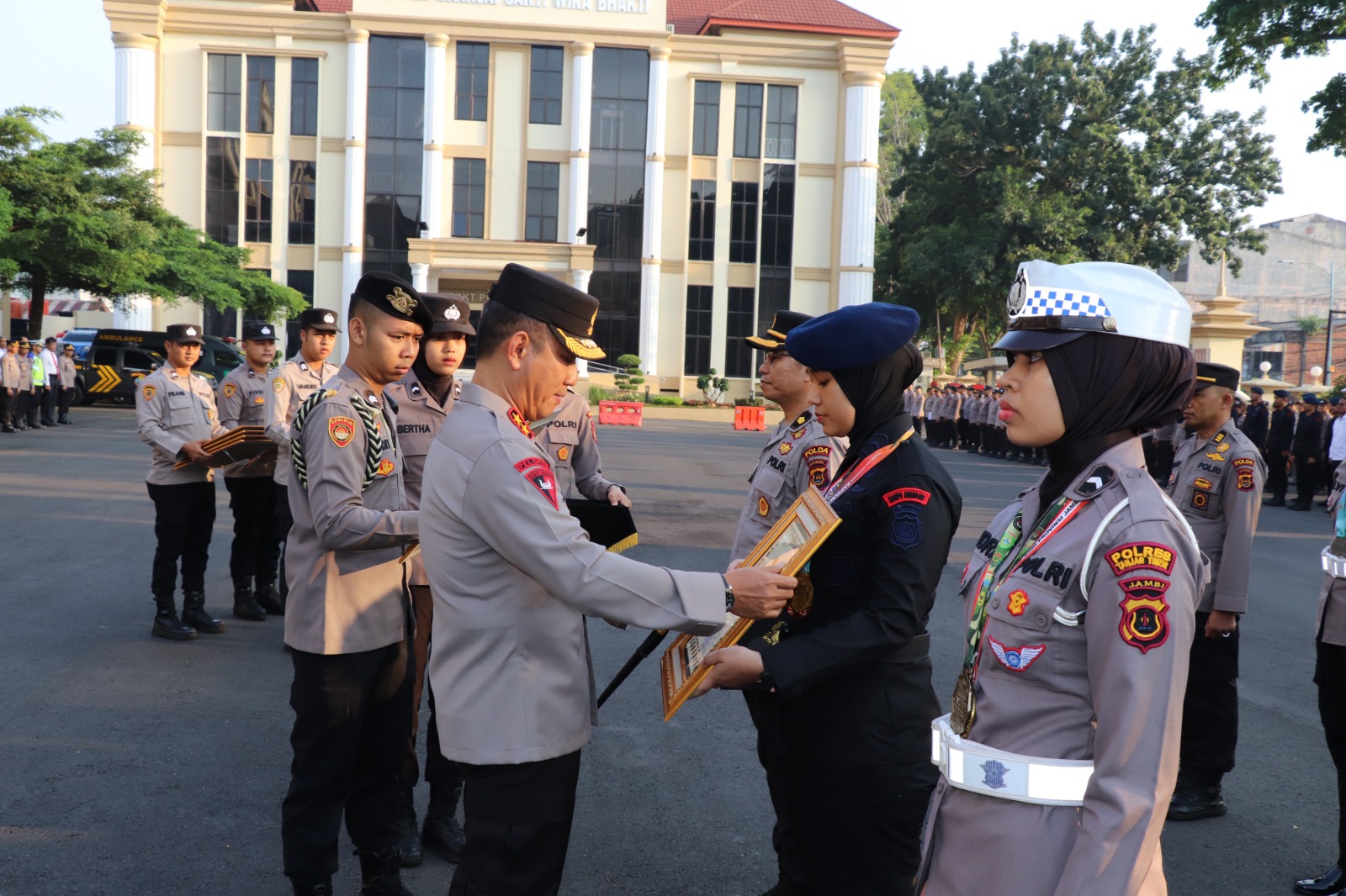 Kapolda Jambi Irjen  Pol Rusdi Hartono Menyerahkan Penghargaan 19 Personel  Yang Berprestasi Dari Polri