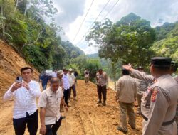 Kapolres Sarolangun AKBP. Imam Rachman. S.IK. Dampingi PJ Bupati Bersama Forkopimda Sarolangun Cek Tanah Longsor Di Kec. Batang Asai